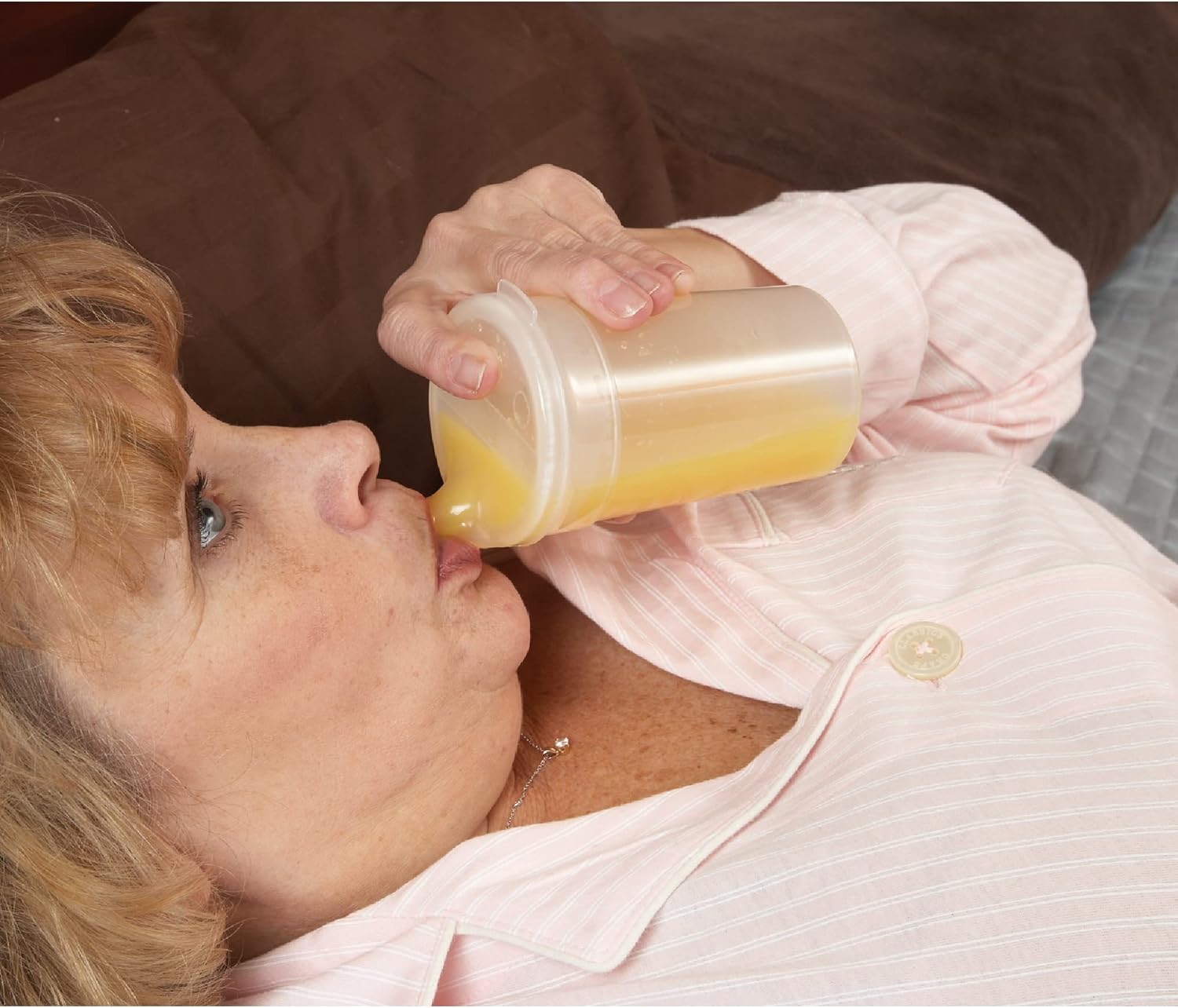 Vaso Alimentación en cama discapacidad adulto mayor Parkinson demencia pacientes temblores alimentación comer Vaso Alimentación en cama discapacidad adulto mayor Parkinson demencia pacientes temblores alimentación comer
