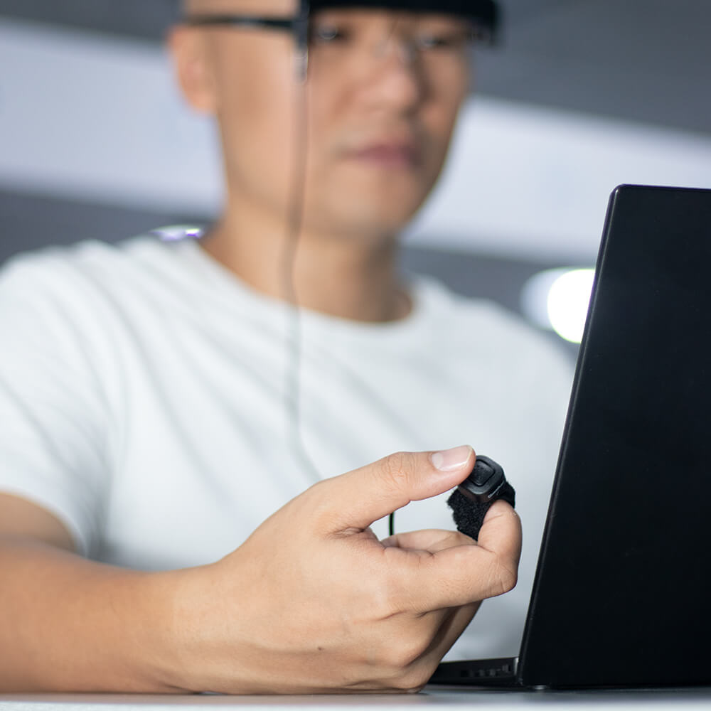 Interruptor de dedo Finger Switch se puede utilizar mediante correas de cierre táctil para utilizarlo con los dedos, los brazos o cualquier parte del cuerpo. Interruptor de dedo Finger Switch se puede utilizar mediante correas de cierre táctil para utilizarlo con los dedos, los brazos o cualquier parte del cuerpo.